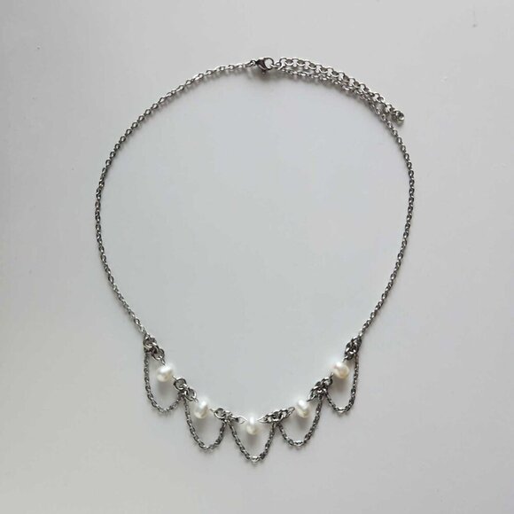 Gothic Coquette white freshwater pearl chandelier necklace with a silver chain - Picture 4 of 9